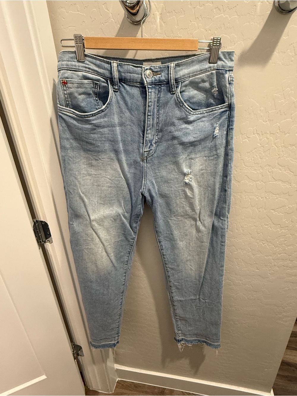 Hudson Light Wash Distressed Cropped women’s Jeans size 28